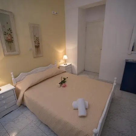 Bella Sant 2* Perissa (Santorini)