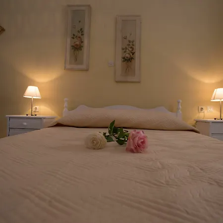 Bella Sant Aparthotel Perissa (Santorini)